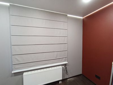 Стильные римские шторы в гостинную